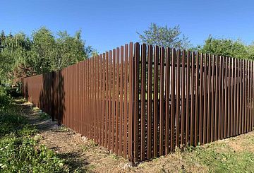 Коричневый забор из металлического штакетника (RAL 8017)
