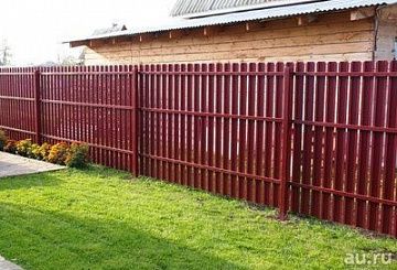 Забор из красного металлического штакетника (RAL 3005)