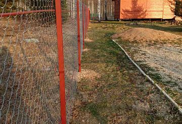 Дачное ограждение из сетки-рабицы
