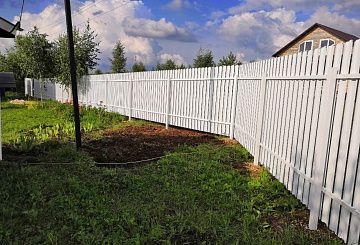 Забор из белого евроштакетника (RAL 9003)