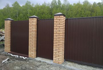 Забор из профлиста на ленточном фундаменте с кирпичными столбами