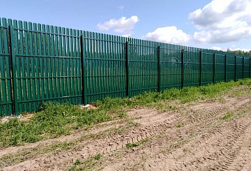 Зеленый забор из металлического штакетника (RAL 6005)